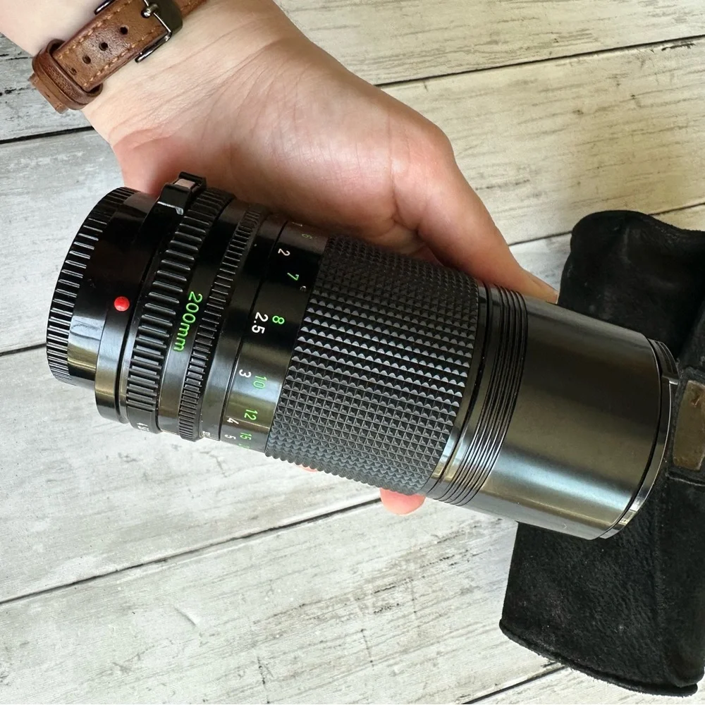 VINTAGE PREOWNED CANON LENS FD 200 MM 1:4 BLACK LENS WITH CAP AND CASE